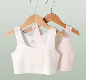 Áo lót áo lá chất liệu cotton thông hơi không đường may thoải mái cho bé gái mới lớn tuổi teen. Áo lá  rất phù hợp cho các bé gái mới lớn, mới phát triển ngực bởi ưu điểm: </br>

** Áo lá  không có đường may, không gây cộm ngứa, khó chịu </br>
*** Áo lá có lớp đệm mỏng hình số 8 phù hợp bé mới có ngực. </br>
*** Chất liệu Cotton và sợi Spandex cực kỳ co giãn, thông hơi thoáng khí</br>
*** Bề mặt vải êm ái, mềm mịn </br>
***  Màu sắc dễ thương: trắng, hồng da ( hong nude) kèm họa tiết gấu nhỏ đáng yêu </br>
*** Đơn giản mà vô cùng thoái mái</br>
 Mẫu này siêu mát luôn. Mẹ nào cần tìm mẫu áo lá cho con bắt đầu mặc thì loại này đúng chân ái. Vì đáp ứng đầy đủ các tiêu chí: mặc êm, nhẹ, thoải mái - MẶC NHƯ KHÔNG nên các bé rất dễ chịu và hợp tác </br>
bảng size tham khảo </Br>
L:  vòng ngực 60-66cm, 30-36kg </br>
XL: vòng ngực 65-72cm, 36-42kg </br>
XXL: vòng nguc: 71-78cm, 42-46kg </br>
hàng QC 100% như hình
