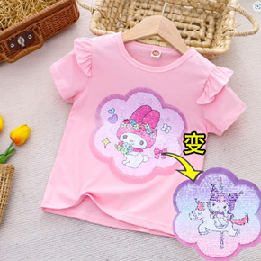 Áo thun cotton tay bèo vuốt kim sa lật biến hình kuromi và thỏ melody cho bé gái. size 110-140,  tuong ứng be 2-7t tuổi. cân nặng  14-27kg, </br>
*** chất thun cotton 4 chiều mịn mát, form vừa thoải mái, hình kim sa vuốt đổi màu họa tiết kuromi thỏ tím đồi màu sang thỏ melody  mà các bé yêu thích, hàng hiệu Rich Lai Quảng châu loại 1 cao cấp, 100% như hình </Br>
Áo phối tay bèo dễ thương, dễ kết hợp cùng quần, chân váy cho bé đi chơi, </br>
Món quà dễ thương, tiện lợi mà bé nào cũng yêu thích </br>
*** bảng size tham khảo </Br>
110: 13-16kg </Br>
120: 16-19kg </Br>
130: 20-23kg </Br>
140: 24-28kg </Br>
