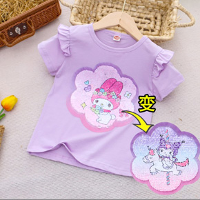 Áo thun cotton tay bèo vuốt kim sa lật biến hình kuromi và thỏ melody cho bé gái. size 110-140,  tuong ứng be 2-7t tuổi. cân nặng  14-27kg, </br>
*** chất thun cotton 4 chiều mịn mát, form vừa thoải mái, hình kim sa vuốt đổi màu họa tiết kuromi thỏ tím đồi màu sang thỏ melody  mà các bé yêu thích, hàng hiệu Rich Lai Quảng châu loại 1 cao cấp, 100% như hình </Br>
Áo phối tay bèo dễ thương, dễ kết hợp cùng quần, chân váy cho bé đi chơi, </br>
Món quà dễ thương, tiện lợi mà bé nào cũng yêu thích </br>
*** bảng size tham khảo </Br>
110: 13-16kg </Br>
120: 16-19kg </Br>
130: 20-23kg </Br>
140: 24-28kg </Br>
