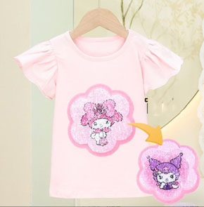 Áo thun cotton tay bèo vuốt kim sa lật biến hình kuromi và thỏ melody cho bé gái. size 110-150,  tuong ứng be 2-7t tuổi. cân nặng  14-30kg, </br>
*** chất thun cotton 4 chiều mịn mát, form vừa thoải mái, hình kim sa vuốt đổi màu họa tiết kuromi thỏ tím đồi màu sang thỏ melody  mà các bé yêu thích, hàng hiệu Rich Lai Quảng châu loại 1 cao cấp, 100% như hình </Br>
Áo phối tay bèo dễ thương, dễ kết hợp cùng quần, chân váy cho bé đi chơi, </br>
Món quà dễ thương, tiện lợi mà bé nào cũng yêu thích </br>
*** bảng size tham khảo </Br>
110: 13-16kg </Br>
120: 16-19kg </Br>
130: 20-23kg </Br>
140: 24-27kg </Br>
150: 27-30kg
