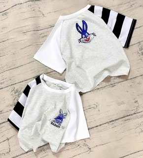 Áo thun cotton croptop sọc đen xám thỏ kim sa phong cách Hàn Quốc cho bé gái. size 130-180 tuong ứng bé gái 21-46kg,</Br>
Vải thun cotton 4  chiều  mềm mại, thoáng mát, co dãn tốt, form croptop sành điệu dễ mặc </Br>
* Hình thỏ kim sa 2 mặt trước sau  sành điệu cho bé gái , tay ráp lăng sọc den trắng phong cách Hàn quốc</Br>
* áo dễ mac kết hợp quần jean, chân váy... cho bé đi chơi
* hàng Quảng Châu loại 1, 100% như hình </Br>
bảng size tham khảo </Br>
130-: 21-25kg </Br>
140: 25-28kg </Br>
150: 28-33kg </Br>
160: 32-37kg </Br>
170: 38-45kg </Br>

