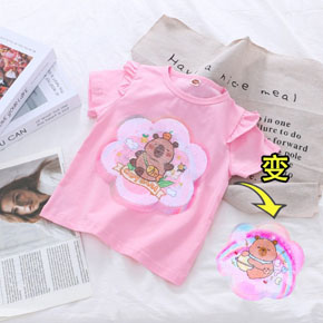 Áo thun cotton tay bèo vuốt kim sa lật biến hình chuột Capybara cho bé gái. size 110-140,  tuong ứng be 2-7t tuổi. cân nặng  14-27kg, </br>
*** chất thun cotton 4 chiều mịn mát, form vừa thoải mái, hình kim sa vuốt đổi màu họa tiết chuột CapyBara , cinamoroll mà các bé yêu thích, hàng hiệu Rich Lai Quảng châu loại 1 cao cấp, 100% như hình </Br>
Áo phối tay bèo dễ thương, dễ kết hợp cùng quần, chân váy cho bé đi chơi, </br>
Món quà dễ thương, tiện lợi mà bé nào cũng yêu thích </br>
*** bảng size tham khảo </Br>
110: 13-16kg </Br>
120: 16-19kg </Br>
130: 20-23kg </Br>
140: 24-28kg </Br>
