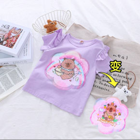 Áo thun cotton tay bèo vuốt kim sa lật biến hình chuột Capy bara cho bé gái. size 110-140,  tuong ứng be 2-7t tuổi. cân nặng  14-27kg, </br>
*** chất thun cotton 4 chiều mịn mát, form vừa thoải mái, hình kim sa vuốt đổi màu họa tiết chuột CapyBara , cinamoroll mà các bé yêu thích, hàng hiệu Rich Lai Quảng châu loại 1 cao cấp, 100% như hình </Br>
Áo phối tay bèo dễ thương, dễ kết hợp cùng quần, chân váy cho bé đi chơi, </br>
Món quà dễ thương, tiện lợi mà bé nào cũng yêu thích </br>
*** bảng size tham khảo </Br>
110: 13-16kg </Br>
120: 16-19kg </Br>
130: 20-23kg </Br>
140: 24-28kg </Br>
