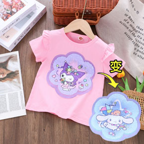 Áo thun cotton tay bèo vuốt kim sa lật biến hình kuromi và cinamoroll cho bé gái. size 110-140,  tuong ứng be 2-7t tuổi. cân nặng  14-27kg, </br>
*** chất thun cotton 4 chiều mịn mát, form vừa thoải mái, hình kim sa vuốt đổi màu họa tiết kuromi thỏ tím đồi màu sang thỏ melody , cinamoroll mà các bé yêu thích, hàng hiệu Rich Lai Quảng châu loại 1 cao cấp, 100% như hình </Br>
Áo phối tay bèo dễ thương, dễ kết hợp cùng quần, chân váy cho bé đi chơi, </br>
Món quà dễ thương, tiện lợi mà bé nào cũng yêu thích </br>
*** bảng size tham khảo </Br>
110: 13-16kg </Br>
120: 16-19kg </Br>
130: 20-23kg </Br>
140: 24-28kg </Br>
