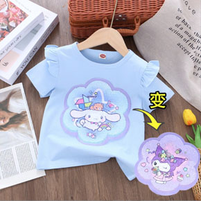 Áo thun cotton tay bèo vuốt kim sa lật biến hình kuromi và cinamoroll cho bé gái. size 110-140,  tuong ứng be 2-7t tuổi. cân nặng  14-27kg, </br>
*** chất thun cotton 4 chiều mịn mát, form vừa thoải mái, hình kim sa vuốt đổi màu họa tiết kuromi thỏ tím đồi màu sang thỏ melody , cinamoroll mà các bé yêu thích, hàng hiệu Rich Lai Quảng châu loại 1 cao cấp, 100% như hình </Br>
Áo phối tay bèo dễ thương, dễ kết hợp cùng quần, chân váy cho bé đi chơi, </br>
Món quà dễ thương, tiện lợi mà bé nào cũng yêu thích </br>
*** bảng size tham khảo </Br>
110: 13-16kg </Br>
120: 16-19kg </Br>
130: 20-23kg </Br>
140: 24-28kg </Br>

