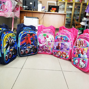 Balo đi học 3d nổi elsa, kitty. người nhện, batman, công chúa bé tiểu học. chất liệu vải dù dày dặn in 3d nổi elsa, sofia, kittty, công chúa, người nhện, batman..,, In sắc nét toàn balo. Kích thước 42*31*18cm thích hợp cho bé tiểu học 6-11 tuổi, Hình in mà các bé yêu thích. Thiết kế 3 ngăn lớn rộng rãi,  tiện lợi cho bé., Hàng nhâp Quảng Châu hình chụp thật 100% </Br>
Đặc biêt quai đeo bản chắc chắc, giúp đỡ vai cho bé và chống đứt quai