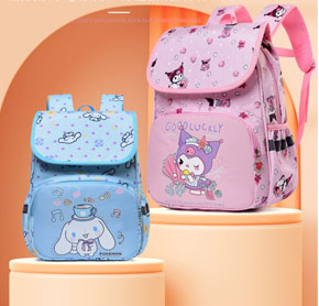 Balo đi học hoạt hình kuromi kitty pony  bé mẩu giáo lớn và tiểu học. Comback school !  Bé trở lại trường trong niềm vui phấn khởi với bộ đồng phục mới, quần áo giày dép mới và 1 người bạn đồng hành không thể thiếu " chiếc balo mới" </Br>
***chất liệu vải dù  không thấm nước, phối simili in hoạt hình kuromi, kitty...mà các bé yêu thích,</BR>
 **Kích thước 37*26*12cm thích hợp cho bé mẫu giáo lớn dến tiểu học ( 5-7 tuổi), sách A4 thoải mái </Br>
*** Hình in mà các bé yêu thích. Thiết kế 1 ngăn ngoài và 2 ngăn trong rộng rãi, tiện lợi cho bé. có ngan ngoài đựng nước sữa,  Hàng nhâp Quảng Châu mẫu mã chắc chắn y hình </br>
*** có 2 màu hồng phấn kuromi, và xanh chó tai dài

