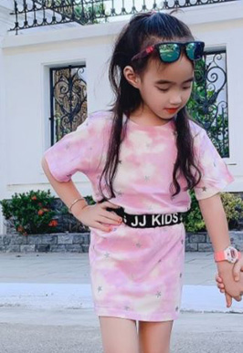 Bộ áo thun cotton loang ngôi sao kèm váy ôm phong cách đẹp độc cho bé gái . Set này cưng lắm mẹ ơi, không mua là tiếc lắm </BR>
* size 2-14, bé 8-36kg, 2 chị em mặc chung xinh lắm </Br>
* set gồm áo thun cotton 4 chiều, vải loang ngôi sao lấp lánh, co dãn thấm mô hôi, quần váy ôm mặc trên gối, phong cách độc đẹp lạ cho bé gái </Br>
* Dây viền trên áo tạo điểm nhấn cho set đồ, lưu y áo màu loang tím hồng trắng nha, màu sắc chênh lech đôi chút do ánh sáng, hình cuối cùng do shop chụp trên nền xám là gần chính xác nhất </Br>
* sản xuất tại Việt nam