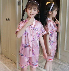 Bộ pizama lụa bóng mềm mát họa tiết dễ thương cho bé gái mùa hè. size 10, 12,14,16, 18 tương ứng bé 17-40kg </Br>
Chất liệu vải phi lụa satin bóng, mềm mại, thoáng mát </Br>
Hình in họa tiết doreamon, gấu pooh, gấu cute, thỏ hồng,,, cho cả cặp đôi bé trai và gái, 2 anh chi em mặc cặp xinh lắm ạ </Br>
Pizama mùa hè thiết kế áo form rộng, quần đùi ngắn, lưng thun, cổ xếp cách điệu, cho bé mặc nhàm mặc ngủ dễ thương</Br>
hàng QC loại 1, dương may cẩn thận, dóng gói xinh xắn, </Br>
Bảng size tham khảo, form chuẩn , nếu bé có bụng bự thì trừ hao 1 size thôi ạ, </Br>
10; 17-22kg </BR>
12: 22-25kg </Br>
14: 26-30kg </Br>
16: 30-35kg </Br>
18: 35-40kg </Br>
Giá 125-135k