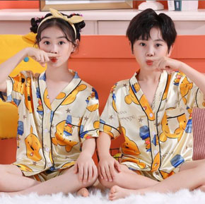 Bộ pizama lụa bóng mềm mát họa tiết dễ thương cho cả bé trai và gái mùa hè. size 12,14,16, 18 tương ứng bé 21-40kg </Br>
Chất liệu vải phi lụa satin bóng, mềm mại, thoáng mát </Br>
Hình in họa tiết doreamon, gấu pooh, gấu cute, thỏ hồng,,, cho cả cặp đôi bé trai và gái, 2 anh chi em mặc cặp xinh lắm ạ </Br>
Pizama mùa hè thiết kế áo form rộng, quần đùi ngắn, lưng thun, cổ xếp cách điệu, cho bé mặc nhàm mặc ngủ dễ thương</Br>
hàng QC loại 1, dương may cẩn thận, dóng gói xinh xắn, </Br>
Bảng size tham khảo, form chuẩn , nếu bé có bụng bự thì trừ hao 1 size thôi ạ, </Br>
12: 20-25kg </Br>
14: 25-30kg </Br>
16: 30-35kg </Br>
18: 35-40kg </Br>
Giá 125-135k
