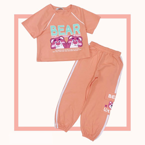 Bộ thun hiphop quần túi hộp vải cotton mềm mát in họa tiết gấu dâu . size 3-10 tuong ứng bé gái 13-30kg </Br>
chất liệu vải thun cotton 4 chiều cao cấp, mềm mại, co dãn tốt, thấm mồ hôi </Br>
Áo form croptop, quan hiphop ống bo túi hộp, hình in họa tiết gấu dâu cute cho bé gái lớn </Br>
Năng động thể thao đi chơi cho bé gái </Br>
bảng size  tham khảo </Br>
3: 12-14kg </Br>
4: 14-16kg </Br>
5: 16-18kg </Br>
6: 18-20kg </Br>
7: 20-23kg </Br>
8: 23-26kg </Br>
9: 26-29kg </Br>
10: 29-31kg
