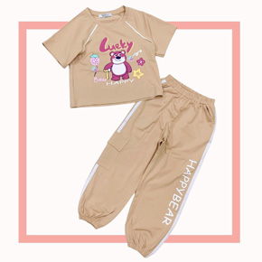 Bộ thun hiphop quần túi hộp vải cotton mềm mát in họa tiết gấu dâu bé 30-50kg. size 11-15 tuong ứng bé gái 30-50kg </Br>
chất liệu vải thun cotton 4 chiều cao cấp, mềm mại, co dãn tốt, thấm mồ hôi </Br>
Áo form croptop, quan hiphop ống bo túi hộp, hình in họa tiết gấu dâu cute cho bé gái lớn </Br>
Năng động thể thao đi chơi cho bé gái </Br>
bảng size  tham khảo </Br>
11: 30-35kg </Br>
12: 35-38kg </Br>
13: 38-42kg </Br>
14: 42-47kg </Br>
15: 48-53kg
