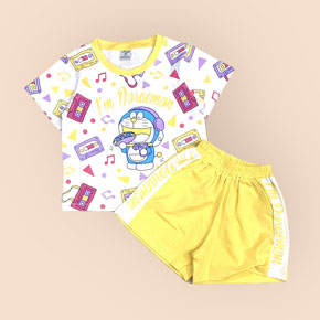 Bộ thun cotton mềm mát in họa tiết Doreamon dễ thương cho bé gái. size 3-7 tuong ứng bé gái 12-25kg </Br>
chất liệu vải thun cotton 4 chiều cao cấp, mềm mại, co dãn tốt, thấm mồ hôi </Br>
Áo form vừa, quần đùi có 2 túi, hình in  toàn thân họa tiết doreamon dễ thương cho bé gái </Br>
Năng động thể thao đi chơi cho bé gái </Br>
bảng size  tham khảo </Br>
3: 12-14kg </Br>
4: 14-16kg </Br>
5: 16-18kg </Br>
6: 18-20kg </Br>
7: 20-24kg </Br>
