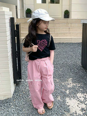 Bộ áo thun cotton quần kaki túi hộp ống rộng phong cách black pink cho bé gái. Mã này thực sự quá hot, trước tết bán kg đủ hang </br>
***Hàng về đẹp hơn mong đợi. Nay xưởng ra đợt mới.  Fans hồng đen đâu rồi ạ? </br>
Mã này xinh đỉnh chóp nè, dù k phải fans blackpink thì nhìn set này cũng vẫn mê thôi ạ</br>
2 tông màu phối quá đẹp, quá ấn tượng. Tôn dáng, tôn da, xinh dã man đây này  </br>
Áo cotton 4c mềm mướt, mặc là mê , form croptop ngang rốn</br>
Quần Kaki chất đẹp lắm, túi hộp quá ư là phong cách</br>
- Size: 2/3y đến 11/12y (13-45kg)</br>
Giá 250k -_300k tùy size 1 bộ </br>
Đi choi 30_4. Đi du lich trecking hè bao chất </br>
bảng size tham khảo , size chuẩn như bé mẫu, bé tròn bụng bự tang 1 size a</br>
2-3: 11-14kg </br>
3-4: 13-15kg </br>
4-5: 16-19kg </br>
5-6: 19-22kg </br>
6-7: 22-25kg </br>
7-8: 26-30kg </br>
8-9: 30-33kg </br>
9-10: 33-36kg </Br>
10-11: 36-40kg </br> 
11-12: 40-45kg
gia 250-300 tùy size

