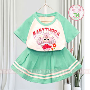 Bộ áo thun cotton váy quần xếp ly sọc thể thao in Baby tree cho bé gái. size 11-16 cho bé gái 25-45kg. </br>
chất liệu thun cotton 4 chiều, hàng loại 1 chính phẩm bao dẹp, co dãn tốt, thấm hút mồ hôi </br>
set gồm áo thun tay phối sọc hình in búp bê baby tree thỏ hồng siêu cute, chân váy có quần trong, xếp ly phối sọc thể thao cho bé gái </br>
set dễ thương năng động cho con gái di học di chơi </br>
bảng size tham khảo </br>
11: 27-30kg</br>
12: 31-33kg </br>
13: 33-36kg </br>
14: 36-39kg </br>
15: 38-42kg </br>
16: 42-45kg</br>
gia 150-170k 1 set tùy size
