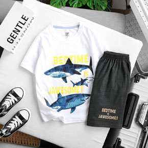 Bộ thun cotton mềm mát in họa tiết cá mập nam tính cho bé trai. size 4-5 dến 14 tương ứng bé 22-52kg </Br>
* vải thun  hàng xuất 100%  cotton, mềm mát, mỏng nhẹ, co dãn 4 chiều , </Br>
* Hinh in nhiều hoa tiết thể thao, nam tính, khủng long, xe ... quần 2 túi thiệt phối cùng tông màu áo </Br>
Bảng size tham khảo </Br>
4-5(XS)l 21-25kg </Br>
5-6(S)L 24-28kg </Br>
7-8(M): 28-33kg </Br>
10-12(L): 32-38kg </Br>
14(XL) 38-45kg </BR>
16(2XL): 46-52kg