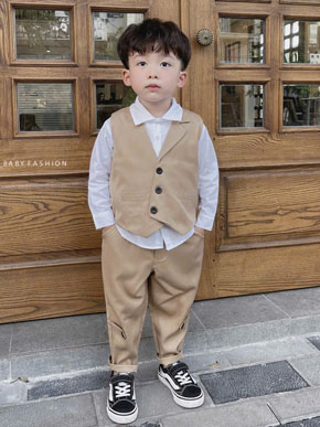 Bộ vest gile công tử  lịch lãm cho bé trai dự tiệc sinh nhật, thôi nôi, lễ noel tết ( tặng kèm nơ đen). size 80-130 tương ứng bé 10-25kg <, from vừa thoải mái</Br>
Bộ gồm 3 món, : 1 áo sơ mi kate mềm mát, thấm hút mồ hôi, 1 áo vest gile và 1 quần dài dáng baby vải kaki giặt mềm mại nhẹ nhàng, bé mặc rất thoải mái không sợ nóng </bR>
Hàng cty thương hiệu Beemo fasion chất lượng </bR>
Một bộ vest Bộ vest gile công tử lịch lãm cho bé trai dự tiệc sinh nhật, thôi nôi, lễ noel tết, shop tặng thêm 1 nơ đen cho bé thêm phần nổi bật và đáng yêu </Br>
bảng size tham khảo </Br>
80: 9-11kg </Br>
90: 11-14kg </br>
100: 13-16kg </br>
110: 15-18kg </bR>
120: 19-22kg </bR>
130: 23-26kg