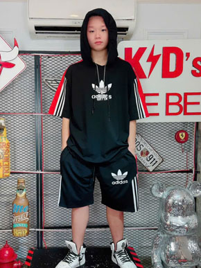 Bộ thun cotton hiphop áo hoddie quần sọc thể thao cá tính cho bé trai lớn tuổi teen 45-65kg. Set hiphop mới tinh cho các hotboy tuổi teen đi hoc di chơi, đi du lịch, cắm trại, đi phượt </br>
size 17-22 tương ứng 45-65kg </br>
Chất thun cotton 4 chiều cao cấp loại 1, mềm mát, mịn tay, co dãn mạnh </Br>
Áo form hoddie có nón rộng, tay ráp lăng chạy 3 viền sọc, quần chạy sọc kiểu dáng cá tính, thể thao cho con trai lớn </br>
Bảng size tham khảo </br>
17: 45-49kg </br>
18: 49-54kg </br>
19: 54-58kg </br>
20: 58-61kg </br>
21: 60-63kg </br>
22: 62-66kg </br>
gia 280-300
