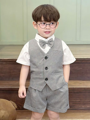 Bộ vest gile công tử 4 món phong cách lịch lãm cho bé trai thôi nôi sinh nhật dự tiệc lễ hội. size 80-140 cho bé 10-30kg , form rộng to, thích hợp cho bé bụ bẫm, tròn người </bR>
set gồm 4 món : 1 áo sơ mi trắng mềm mại, 1 áo gile soc xám, 1 quần kaki sọc xám lưng thun, 1 nơ xám cùng màu </br>
hàng cao cấp hiệu Locobear, dường may sắc sảo, form chuẩn , vải đẹp </Br>
Một set vest công tử 4 món phong cách lịch lãm cho bé trai thôi nôi sinh nhật dự tiệc lễ hội </br>
bảng size tham khảo </br>
80: 10-13kg </br>
90: 12-15kg </br>
100: 15-18kg </br>
110:18-22kg </br>
120: 22-25kg </br>
130: 25-28kg </br>
140: 28-31kg