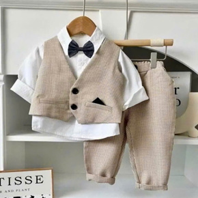 Bộ vest gile công tử lịch lãm cho bé trai diện Noel tết. size 1-7 cho bé 11-26kg, form lớn đúng tuổi </br>
set gồm 4 món : 1 áo sơ mi trắng kate thô cotton, 1 áo gile vải caro màu cafe sữa lạ mắt, 1 quần gile cùng màu, kèm 1 nơ đen cho bé </br>
set gile công tử cho bé trai dự tiệc sinh nhật, thôi nôi, đi chơi, noel tết </br>
bảng size tham khảo </br>
1: 10-13kg </br>
2: 12-15kg </br>
3: 15-18kg </br>
4: 18-21kg </br>
5: 21-23kg </br>
6: 23-25kg </br>
7: 25-28kg
