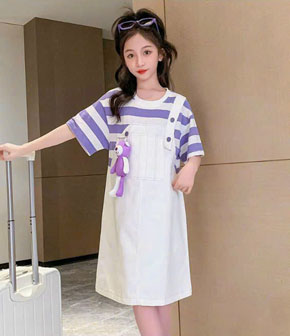 Đầm suông giả yếm màu tím trắng ngọt ngào kèm gấu xinh cho bé gái 22-60kg. size 120-170 tương ứng  bé 24-60kg </Br>
Chất liệu thân trên thun cotton màu sọc tím co dãn, thân dưới vải trắng , kiểu may giả yếm , kèm gấu tím co thể tháo rời </br>
Một phong cách đầm suông đẹp, độc, lạ, cho con gái thêm năng động, tự tin mà không kém phần duyên dáng </Br>
Bảng size tham khảo </br>
120: 20-25kg, cao 1,1-1,2m </Br>
130: 25-30kg cao 1.2-1,3m </br>
140; 30-35kg, cao 1,3-1,4m  </Br>
150: 35-40kg, cao 1,4-1,45m </br>
160: 40-50kg cao 1,45-155m </br>
170: 50-60kg cao 1,5-1,55m </br>
