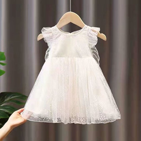 Đầm voan trắng mềm mại cánh bướm cho bé gái nhỏ diện thôi nôi đi múa. size 80-120 cho bé gái 8-16kg </Br>
Chất liệu voan chấm bi mềm mại. lót cotton thoáng mát, an toàn cho làn da bé,  tùng 3 lớp nhẹ nhàng xòe </Br>
Sau lưng đầm là cánh bướm nhỏ cho bé gái thật xinh xắn dễ thương trong dịp thôi nôi, sinh nhật biểu diễn thời trang đi chơi đi múa </br>
bảng size tham khảo </br>
80: 7-9kg</br>
90: 9-11kg </br>
100: 10-12kg </br>
110: 12-14kg </br>
120: 14-17kg </br>
130: 17-20kg