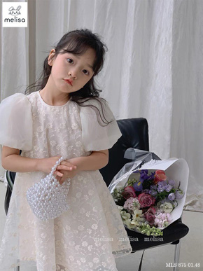 Đầm ren trắng  mềm mại form suông phong cách tiểu thư ngọt ngào sang chảnh cho bé gái. size 18-24 dến 10-11 tương ứng bé gái 12-40kg </Br>
Chất liệu ren thêu trắng mềm mại, sang trọng, bên trong lót vải thoáng mát, an toàn cho làn da bé </Br>
Tay phồng vải tơ mềm sang lắm. form đầm suông, ngắn trên gối 1 chút, dễ mặc , bé ốm hay tròn đều hack dáng </br>
Một chiếc đầm voan tiểu thư nhẹ nhàng, cho bé đi sinh nhật, dự tiệc, đi chơi, đi múa </br>
Hàng cao cấp, công ty melisa thiết kế, 100% như hình ạ </br>
bảng size tham khảo </br>
18-24: 11-13kg </br>
2-3: 13-16kg </br>
3-4: 15-18kg </br>
4-5: 18-21kg </br>
5-6: 21-24kg </br>
6-7: 24-27kg </br>
7-8: 27-30kg </br>
8-9: 30-33kg </br>
9-10: 33-36kg </Br>
10-11: 36-40kg </br>
gia 245-270k tùy size
