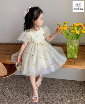 Đầm voan công chúa thêu hoa mềm mại sang chảnh cho bé gái diện lễ tết. size 18-24 dến 10-11 tương ứng bé gái 12-40kg </Br>
Chất liệu voan lưới thêu hoa mềm mại, sang chảnh, tùng 3 lóp, lót cotton thoáng mát, an toàn cho làn da bé </br>
Đầm màu kem, bé mặc trong dịp sinh nhật, lễ hội, tết... đều xinh </Br>
Tay phồng vải mềm sang lắm. form đầm công chúa xòe , den gối hoac trên gối  dễ mặc , bé ốm hay tròn đều xinh</br>
Một chiếc đầm voan tiểu thư nhẹ nhàng, cho bé đi sinh nhật, dự tiệc, đi chơi, đi múa </br>
Hàng cao cấp, công ty melisa thiết kế, 100% như hình ạ </br>
bảng size tham khảo </br>
18-24: 11-13kg </br>
2-3: 13-16kg </br>
3-4: 15-18kg </br>
4-5: 18-21kg </br>
5-6: 21-24kg </br>
6-7: 24-27kg </br>
7-8: 27-30kg </br>
8-9: 30-33kg </br>
9-10: 33-36kg </Br>
10-11: 36-40kg </br> </Br>
gia 280-315 tùy size

