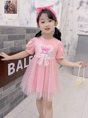Đầm thun cotton chân voan mềm mại dễ thương họa tiết kuromi cho bé gái. size 1-7 tuong ứng bé gái 12-27kg </br>
Chất liệu thân trên thun cotton 100% mềm mại, thấm hút mồ hôi, co dãn tốt </br>
Chân váy 3 lớp, co lớp lót thoáng mát, vải voan mềm , an toàn cho làn da da bé, không sợ ngứa </br>
Họa tiết đính kim sa gấu kuromi phối nơ mà các bé yêu thích </br>
Một chiếc đầm voan nhẹ nhàng, đáng yêu cho bé gái, đi chơi dự tiệc,</br>
Sản xuất tại Việt Nam. hãng MH kids </Br>
bảng size tham khảo </br>
1: 11-13kg </br>
2: 13-15kg </br>
3: 15-17kg </br>
4: 16-18kg </br>
5: 18-20kg </br>
6: 20-22kg </br>
7: 22-24kg </br>
8: 24-27kg