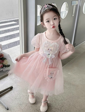 Đầm thun cotton chân voan mềm mại dễ thương họa tiết elsa kèm túi cho bé gái. size 1-7 tuong ứng bé gái 12-27kg </br>
Chất liệu thân trên thun cotton 100% mềm mại, thấm hút mồ hôi, co dãn tốt </br>
Chân váy 3 lớp, co lớp lót thoáng mát, vải voan mềm , an toàn cho làn da da bé, không sợ ngứa </br>
Họa tiết đính kim sa công chúa elsa phối nơ mà các bé yêu thích, tặng kèm túi đeo nhỏ cho bé đi chơi </br>
Một chiếc đầm voan nhẹ nhàng, đáng yêu cho bé gái, đi chơi dự tiệc,</br>
Sản xuất tại Việt Nam. hãng MH kids </Br>
bảng size tham khảo </br>
1: 11-13kg </br>
2: 13-15kg </br>
3: 15-17kg </br>
4: 16-18kg </br>
5: 18-20kg </br>
6: 20-22kg </br>
7: 22-24kg </br>
8: 24-27kg