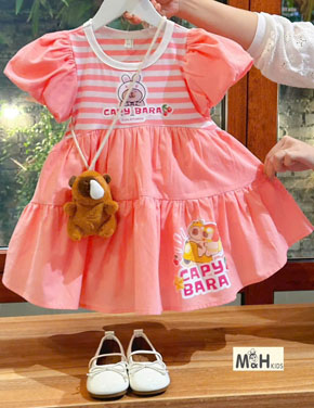 Đầm thun cotton sọc phối vải mềm from xòe tay phồng chuột Capy Bara dễ thương cho bé gái. size 1-20 cho bé gái 11-38kg </br>
chất liệu thân thun cotton chân đầm vải thô cotton mềm mát, tay phồng, form xòe rộng cực xinh hình in chuột capy bara cho bé gái diện lễ tết , đi hoc di chơi deu duoc </Br>
Lưu ý: chỉ có đầm, không có phụ kiện khác </br>
bảng size tham khảo </br>
1: 10-12kg </br>
2: 12-14kg </br>
3: 14-16kg </br>
4: 15-17kg </br>
5: 17-19kg </br>
6: 19-21kg </br>
7: 21-23kg </br>
8 23-25kg </br>
10 : 25-27kg : </br>
12 : 27-29kg</br>
14 : 29-32kg</br>
16 : 32-34kg</br>
18 : 34-36kg</br>
20 : 35-38kg</br>
giá 150-165k tùy size