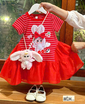 Đầm thun cotton sọc phối vải  mềm mát họa tiết búp bê BABY TREE thỏ thị trấn cho bé gái. size 1-20 cho bé gái 11-38kg </br>
chất liệu thân thun cotton chân đầm vải thô cotton mềm mát, hình in búp bê BABY TREE cho bé gái diện lễ tết , đi hoc di chơi deu duoc </Br>
Lưu ý: chỉ có đầm, không có phụ kiện khác </br>
bảng size tham khảo </br>
1: 10-12kg </br>
2: 12-14kg </br>
3: 14-16kg </br>
4: 15-17kg </br>
5: 17-19kg </br>
6: 19-21kg </br>
7: 21-23kg </br>
8 23-25kg </br>
10 : 25-27kg : </br>
12 : 27-29kg</br>
14 : 29-32kg</br>
16 : 32-34kg</br>
18 : 34-36kg</br>
20 : 35-38kg</br>
giá 145-160k tùy size