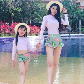 Bộ đồ bơi tay dài kiểu croptop thời trang cho mẹ và bé ( 15-55kg). Bộ em bé có 3 size M,L, XL bé 15-26kg, màu hồng hơi đậm hơn màu lớn, có kèm nón gia 245k bộ bé/ </Br>
Bộ lớn ( cho mẹ hoac bé gái lớn teen) XL, 2XL, 3XL, áo màu hồng nude, không kèm nón, giá 280k bộ lớn, Bộ lớn áo có lót ngực ( miếng lót ngực có thể tháo rời, không gọng mềm mại) </Br>
Chất liệu thun polyester co dãn, không thấm nước, họa tiết chú cò mùa hè, kiểu croptop thời trang, hàng nhập Quảng Châu cao cấp
