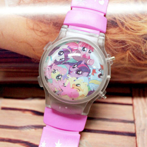 Đồng hồ điện tữ chớp đèn Pony bé nhỏ tình bạn diệu kỳ. free size cho bé 3-10 tuổi, hàng TQXK , có đèn và nắp bảo vệ, dành cho bé mê ngựa pony </Br>
Có gì đặc biệt trong mẫu đồng hồ này ? </Br>
* Mặt tròn, dường kính mặt 28cm,  bề ngang dây 16cm, đục lỗ sẵn </Br>
* Có nắp bảo vệ, có đèn chớp sáng </Br>
* Kiểu đồng hồ diện tử chạy số, bé nhỏ cũng có thể xem ạ
* họa tiết hoạt hình mà các bé yêu thích như spiderman, elsa, mc queen, paw patrol, peppa, pony... </Br>
* Món quà nhỏ đáng yêu cho các bé dịp sinh nhật, lễ hội, làm phần thưởng cho bé </Br>
* sản xuất tại TQ ạ, mẫu này shop không bảo hành, nhưng sẽ kiểm tra kỹ truoc khi giao 