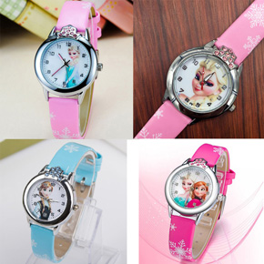 Hộp đồng hồ công chúa ELsa đính đá sang trọng . Đồng hồ điện tử trẻ em công chúa elsa và anna dê thương, màu sắc họa tiết làm bé rất thích thú, giúp bé tập xem giờ và luyện tập cách tuân thủ thời gian, một đức tính giúp bé ý thức quý giá thời gian ngày ngày từ sớm. </Br>
Free size cho bé 3-10 tuổi, hàng TQXK ,  </Br>
Có gì đặc biệt trong mẫu đồng hồ này ? </Br>
* Mặt tròn, dường kính mặt 25cm,  bề ngang dây 10cm, đục lỗ sẵn </Br>
* dây simili mềm,  có đính đá, 3 màu hồng phấn, hồng sen , tím cho bé lựa chọn</Br>
* Kiểu đồng hồ chạy kim giúp bé tập xem giờ ạ
* họa tiết hoạt hình mà các bé yêu thích như spiderman, elsa, mc queen, paw patrol, peppa, pony... </Br>
* Món quà nhỏ đáng yêu cho các bé dịp sinh nhật, lễ hội, làm phần thưởng cho bé </Br>
* Chống nước: chịu nước nhẹ khi rửa tay </Br>
* Bảo hành : không </BR>
* sản xuất tại TQ ạ, mẫu này shop không bảo hành, nhưng sẽ kiểm tra kỹ truoc khi giao