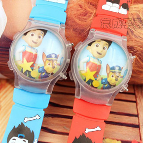 Đồng hồ điện tử chớp đèn paw patrol biệt đội cứu hộ. Đồng hồ điện tử trẻ em paw patrol dê thương, có đèn chớp nhiều màu rất thích thú, giúp bé tập xem giờ và luyện tập cách tuân thủ thời gian, một đức tính giúp bé ý thức quý giá thời gian ngày ngày từ sớm. </Br>
Free size cho bé 3-10 tuổi, hàng TQXK , có đèn và nắp bảo vệ, dành cho bé </Br>
Có gì đặc biệt trong mẫu đồng hồ này ? </Br>
* Mặt tròn, dường kính mặt 28cm,  bề ngang dây 16cm, đục lỗ sẵn </Br>
* Có nắp bảo vệ, có đèn chớp sáng </Br>
* Kiểu đồng hồ diện tử chạy số, bé nhỏ cũng có thể xem ạ
* họa tiết hoạt hình mà các bé yêu thích như spiderman, elsa, mc queen, paw patrol, peppa, pony... </Br>
* Món quà nhỏ đáng yêu cho các bé dịp sinh nhật, lễ hội, làm phần thưởng cho bé </Br>
* Chống nước: chịu nước nhẹ khi rửa tay </Br>
* Bảo hành : không </BR>
* sản xuất tại TQ ạ, mẫu này shop không bảo hành, nhưng sẽ kiểm tra kỹ truoc khi giao