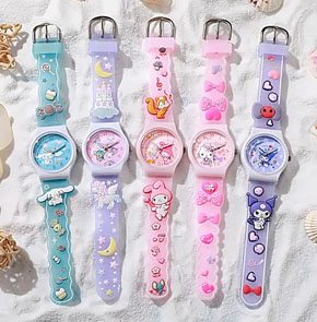 Đồng hồ hoạt hình kuromi melody kitty pony cinamoroll cho bé gái. Sản phẩm cao cấp, an toàn cho bé yêu, chất liệu nhựa cao cấp, mặt kính bền,  thời trang.</br>
✔️Đồng hồ hoạt hình là sự kết hợp dễ thương giữa mặt đồng hồ ngộ nghĩnh với dây đeo cùng nhiều màu sắc bắt mắt phù hợp với trẻ em, vừa có tác dụng xem giờ và là phụ kiện dành cho bé.Sản phẩm dây được làm từ da PU có khả năng uốn cong tùy ý.Màu sắc đa dạng, thiết kế ngộ nghĩnh, ngoài chức năng xem giờ. Dễ kết hợp với nhiều loại trang phục khác nhau của bé.Có nhiều mẫu dành cho bé gái....Là quà tặng ý nghĩa dành cho bé yêu nhà bạn. </br>
✔️Món đồ chơi mới luôn mang đến cho trẻ sự phấn khích và hào hứng.</Br>
✔️Đồng hồ đeo trên tay giúp cho bé yêu đeo thêm xinh xắn, còn vừa là món đồ chơi giúp bé rèn luyện thêm trí thông minh và khám phá.</br>
✔️Có hình nhân vật các bé yêu thích KUROMI, MELODY, KITTY, PONY, CINAMOROLL màu sắc đa dạng tha hồ chọn lựa, có chức năng xem giờ </br>
✔️Sản phẩm bên ngoài rất đáng yêu và xinh hơn cả hình.</br>
✔️Phù hợp cho bé từ 3-10 tuổi.