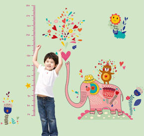 Decal dán tường thước đo chiều cao voi phun tim. Decal dán tường giúp không gian của bạn thêm phần sinh động và ngộ nghĩnh </Br>
* Phù hợp với nhiều không gian như phòng khách, phòng ngủ, phòng trẻ em,...</Br>
* Hình ảnh ngộ nghĩnh, đáng yêu mang đến không gian thật sinh động và tươi tắn cho tổ ấm của bạn.</Br>
Sản phẩm không bị phai màu, dễ dàng lau chùi và thay đổi decal mới, có thể dán trên gạch men hoặc tường.</Br>
Chất liệu keo trong cán lụa bóng, dày, độ bám dính tốt, không gây hại đến sức khoẻ, thân thiện với môi trường.</Br>
* Kích thước:  nhiều mảnh nhỏ de ghép thành 1 thuoc đo voi và muôn thú