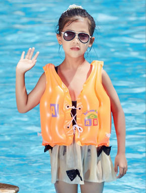 Áo phao bơi đỡ ngực cho bé tập bơi. kích thước size trung 34*31cm cho cac bé 4-8 tuổi, 15-27kg </br>
Áo phao thổi hơt dang cột dây gọn nhẹ, dễ sử dụng cho các bé trai và gái di biển di bơi
