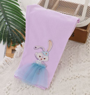 Quần legging lửng 8 tấc phối voan in thỏ dễ thương cho bé gái. size 110-140 tuong ứng bé 15-26kg </Br>
chất liệu thun cotton 4 chiều mềm mại, co dản tốt </Br>
Quần form lửng 8-9 tấc giữa bắp hoặc dến mắt cá tùy chiều cao bé, phối voan in thỏ dễ thương, dễ kết hợp áo cho bé đi chơi mà vẫn thoải mái dễ thương </Br>
bảng size tham khảo </Br>
110: 14-17kg </Br>
120: 16-19kg </Br>
130: 19-22kg </Br>
140: 22-26kg
