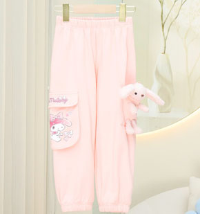Quần thun cotton da cá mềm mát túi hộp kuromi kèm gấu siêu dễ thương cho bé gái. size 120-150 cho bé gái 5-10 tuổi, 20-32kg </br>
Chất liệu thun cotton da cá 4 chiều, loại 1, mềm mát,đứng form quần </br>
Kiểu dáng túi hộp, in kumori melody hottrend, kèm thêm túi gấu dễ thương mà các bé yêu thich </br>
hàng Qc loại 1, bên ngoài màu đẹp hơn hình luôn ạ </br>
Bảng size tham khảo form quan ống bo dài, thích hợp cho các bé ốm cao, chân dài, bé tròn thì trừ hao 1 size ạ </Br>
120: 20-24kg, cao 1.1-1,2m </br>
130: 23-26kg cao, 1,2-1,3m </br>
140: 26-29kg cao 1,3-1.4m </Br>
150: 29-32kg cao 1,35-1.45m
