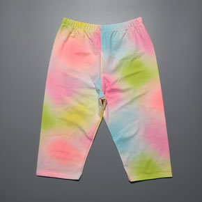 Quần legging lửng thun cotton mềm mại mát mẻ và dễ thương cho bé gái. size 1-16t, bé 9-42kg </Br>
Thun cotton 4 chiều mềm mại, co dãn tốt</Br>
Họa tiết nhiều  màu dể thương,  dễ phối áo </Br>
From quần lửng dễ mặc, thoải mái vận động </Br>
size 1-5t, bé 8-15kg: giá 40-45k </Br>
size 6-9t, bé 16-22kg, giá 50k </Br>
size 10,11 bé 23-26kg, giá 55.,60k </Br>
size 12-16  bé 27-43kg, giá 65k
