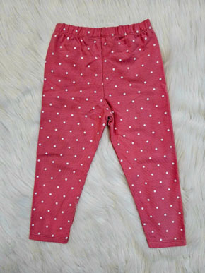 Quần legging dài chống muổi giữ ấm cho bé gái chấm bi hồng họa tiết dễ thương. size 1-10t, bé 8-25kg, chất thun cotton 100%, co dãn 4 chiều, form quần dài, hìnhin chấm bi họa tiết   dễ thương  và ấm áp cho bé gái, bé mặc kết hợp áo rất xinh Việt Nam </Br>
size 1-3t, bé 8-13kg, giá 45k </Br>
size 4-6t, bé 14-18kg giá 50k </Br>
size 7.8-9,10 bé 19-25kg. giá 55k </Br>
size 10: 23-26kg, gia 60k
