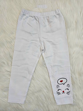 Quần legging dài chống muổi giữ ấm cho bé gái thêu mèo họa tiết dễ thương. size 1-10t, bé 8-25kg, chất thun cotton 100%, co dãn 4 chiều, form quần dài, hình thêu mèo  họa tiết   dễ thương  và ấm áp cho bé gái, bé mặc kết hợp áo rất xinh Việt Nam </Br>
size 1-3t, bé 8-13kg, giá 45k </Br>
size 4-6t, bé 14-18kg giá 50k </Br>
size 7.8-9,10 bé 19-25kg. giá 55k </Br>
size 10: 23-26kg, gia 60k
