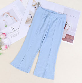 Quần legging thun gân ống loe xẻ thời trang cho bé gái. size 120-150 cho bé gái 13-25kg </br>
Chất liệu thun cotton gân co dãn mạnh, kiểu dáng legging ống loe xẻ thời trang, cá tính cho bé gái </br>
quần 3 màu xanh, hồng, tím dễ kết hợp áo cho bé đi học đi chơi </br>
bảng size tham khảo </br>
120: 12-15kg </br>
130: 14-17kg </br>
140: 18-22kg </br>
150: 22-26kg