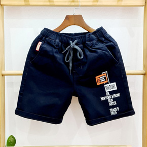 Quần lửng kaki màu xanh in chữ bé trai 23-43kg. size 8-18 tương ứng bé 23-43kg </Br>
Chất liệu kaki co giản, lưng thun, quần có túi in chữ cá tính, màu xanh dương dễ phối áo cho bé </Br>
bảng size tham khảo </Br>
8: 23-26kg </Br>
10 26-29kg </Br>
12: 29-32kg </Br>
14: 32-34kg </Br>
16: 34-38kg </Br>
18L 38-42kg