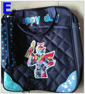 Túi xách đi học siêu nhân kèm túi dụng cụ học tập. Chất liệu vải simili mềm mại, chắc chắn, hình búp bê chi bi , doremon, công chúa, dễ thương, có quai xách, dây đeo có thể đeo chéo hoặc đeo thành balo sau lưng. Thích hợp cho bé đi học anh văn, học thêm,, đi công viên
Size phù hợp cho bé 6-10 tuổi. Hàng đẹp y hình
Kich cở 33*27*9cm