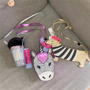 Bộ 3 TÚI LIKY& DAN XUẤT ANH lấp lánh kim sa Pony chó cưng . Quà cho bé iu </Br>
:kiss: SO KUTE CHO CÁC BABY THIÊN THẦN   </Br>
SET 3 TÚI LIKY& DAN XUẤT ANH   </Br>
Lâu lâu có được lô nguyên đai nguyên kiện cho các bé quá là cưng luôn nhé các mom  </Br>
:white_check_mark:Set gồm: kỳ lân size (16*13*5cm), cún con(29cm), cốc nước (18cm)  </Br>
Bề mặt được trang trí bằng bột sequin kết hợp da pu mềm mại, làm quà cho các bé đi tiệc hoặc đi du lịch rất vui mắt và dễ thương  

