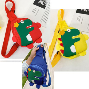 Túi đeo chéo khủng long dễ thương bé đi chơi lì xì tết. kích cỗ 19*13*6cm, chất liệu simili mờ  mềm, túi deo chéo trước ngực hoac sau lưng cho bé đi choi hoac dựng lì xì tết, thích hợp cho cả bé trai và gái
có  3 màu xanh vàng đỏ