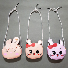 Túi đeo chéo mèo nơ va thỏ ăn cà rốt xinh xắn cho bé gái nhỏ diện đầm. kích cỗ 12*11*cm, cho bé từ 1-6 tuổi </Br>
* Chất liệu simili mềm, tạo dáng dễ thương hình cô thỏ hồng và cá rốt, mèo và nơ xinh xắn</Br>
* màu hồng , tím nude nhẹ nhàng, dễ phối đồ, cho bé gái nhỏ kết hợp cùng đầm đi chơi, sinh nhật, lễ hội, lì xì tết..,